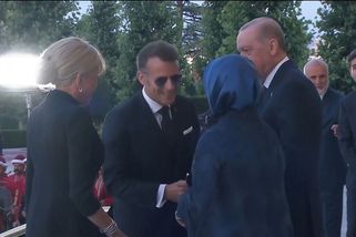 Faux pas, nebo moderní etiketa? Macronův polibek ruky Erdoganovy choti budí na sítích rozruch - Novinky